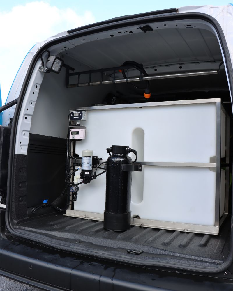 Compact L1H1 electric window cleaning van photo 2